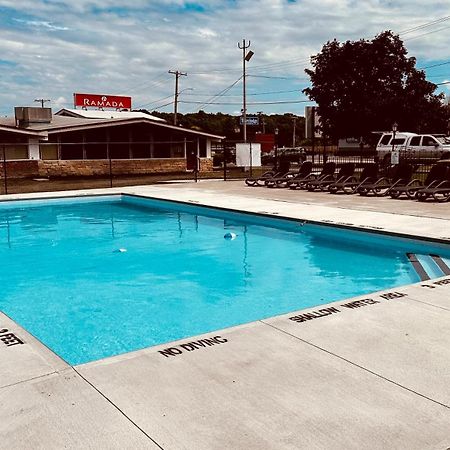 Ramada By Wyndham 1000 Islands Gananoque Hotel Екстериор снимка
