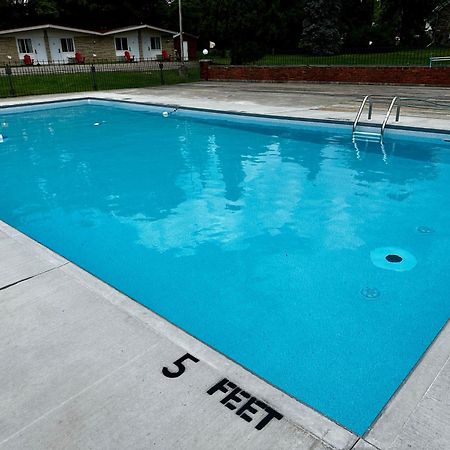 Ramada By Wyndham 1000 Islands Gananoque Hotel Екстериор снимка