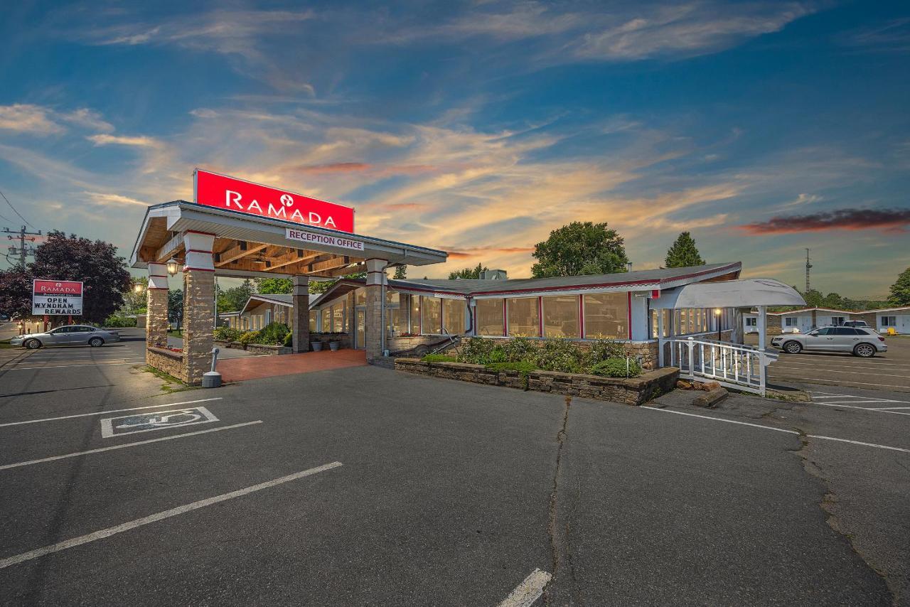 Ramada By Wyndham 1000 Islands Gananoque Hotel Екстериор снимка