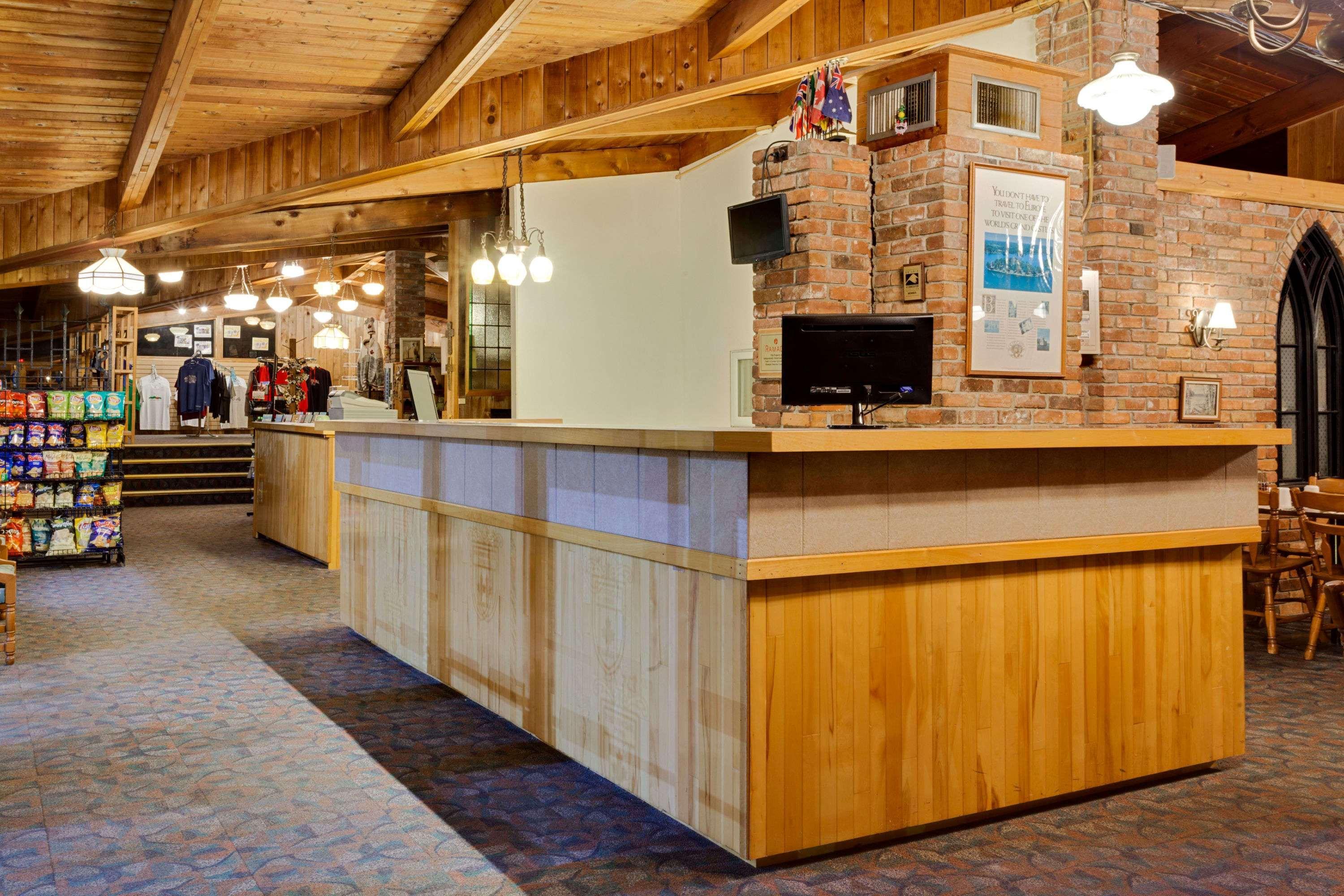 Ramada By Wyndham 1000 Islands Gananoque Hotel Екстериор снимка