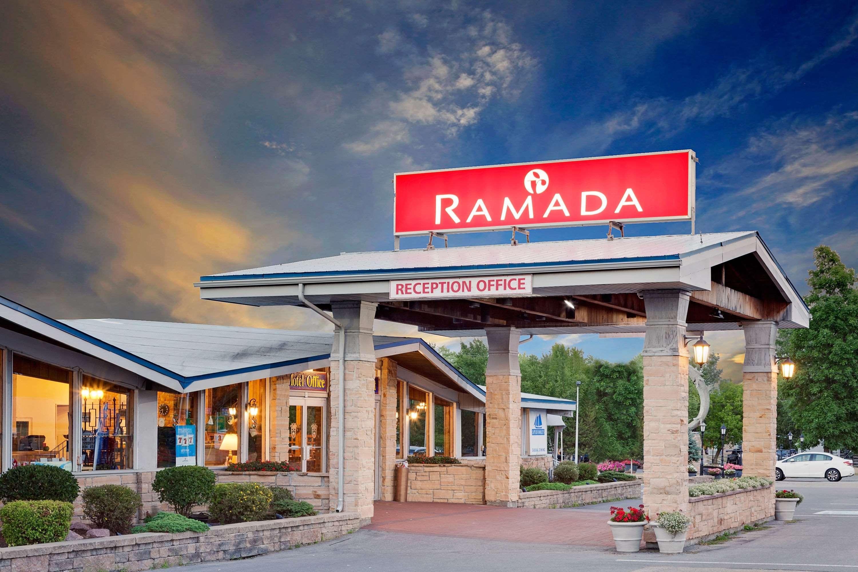 Ramada By Wyndham 1000 Islands Gananoque Hotel Екстериор снимка