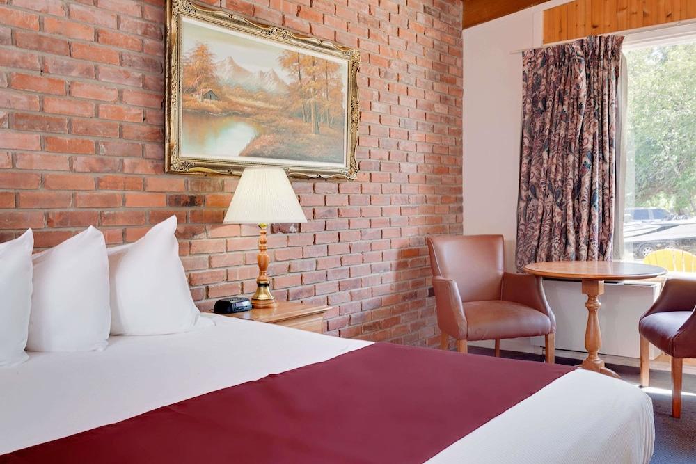 Ramada By Wyndham 1000 Islands Gananoque Hotel Екстериор снимка