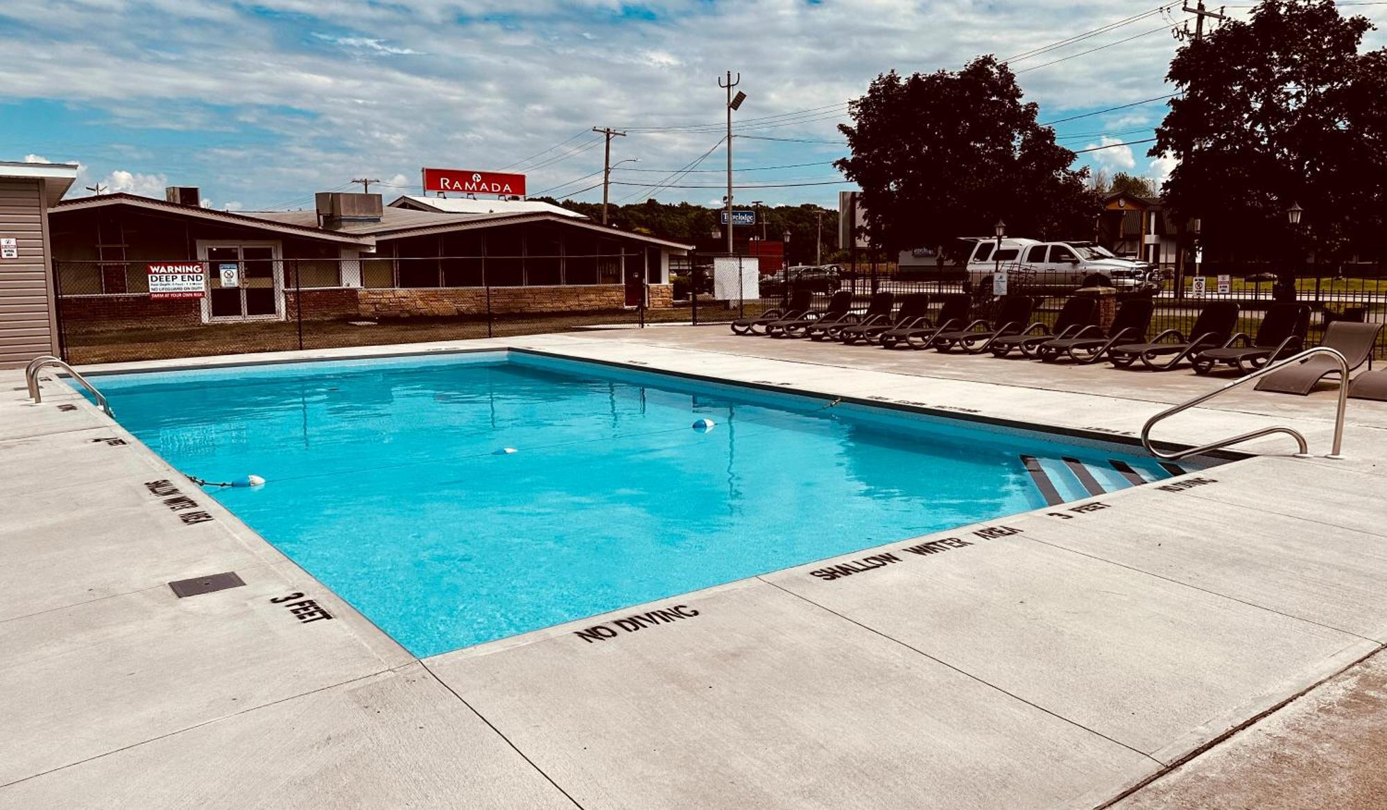 Ramada By Wyndham 1000 Islands Gananoque Hotel Екстериор снимка