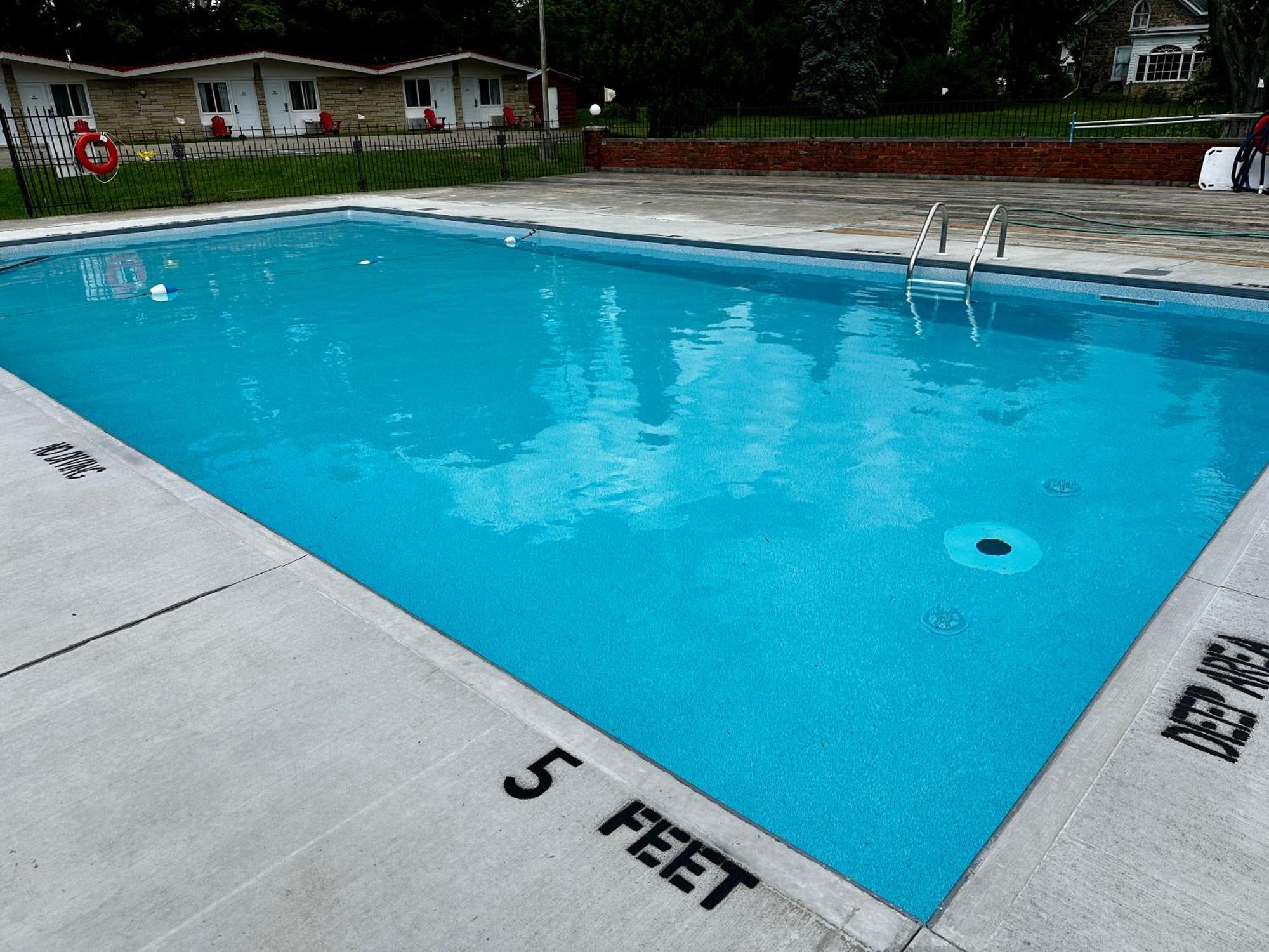 Ramada By Wyndham 1000 Islands Gananoque Hotel Екстериор снимка